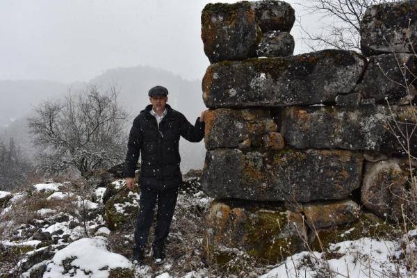 В последние годы археологи начали находить свидетельства существования древней цивилизации, существовавшей в Ингушетии задолго до письменной истории. Циклопические постройки — это сооружения из огромных нетёсаных каменных глыб безрастворной кладки горизонтального плана, древние каменные жилища. Циклопические сооружения считаются шедевром древней цивилизации — никто точно не знает, кто их построил и зачем.
Начало научного изучения мегалитических памятников на территории горной Ингушетии приходится на 20-30 гг. ХХ в. Именно в это время они изучались такими известными русскими учёными- кавказоведами как Л.П. Семёнов и Е.И. Крупнов.

В настоящее время на государственном учете как выявленные объекты культурного наследия состоят в архитектурном комплексе Таргим в количестве 14-ти построек, хотя на территории горной Ингушетии такие постройки ранее были обнаружены у селений Эгикал, Хамхи, Кхарт, Дошхакле, Тори, Озик, Кели, Кязи и др. В эти дни сотрудниками музея-заповедника началась огромная работа по установке на учет всех циклопических построек в горной Ингушетии как объектов культурного наследия. 

Нужно отметить, что среди ученных вопрос о датировке циклопических сооружений в течение многих лет остаётся дискуссионным. Проблема датировки мегалитических сооружений сегодня, как и раньше является актуальной.

Л.П. Семёновым и Е.И. Крупновым, после изучения ими остатков мегалитических построек в ингушских селениях Хамхи, Эгикал, Дошхакле, было сделано заключение, что данные циклопические дома-крепости принадлежат к эпохе скифов, т.е. VII-V вв. до н. э. «когда были крепкие родовые устои и все постройки возводились усилиями многочисленных членов рода». Мысль о древности циклопических памятников по фольклорной информации высказывает и ученый кавказовед Б.К. Далгат.

Однако в последнее время такие учёные как: С.Ц. Умаров, В. Б., Виноградов, В.И., Марковин,  изучавшие данные мегалитические сооружения в горной Ингушетии, называют другое время их возникновения XI-XIII вв. н.э. 

Наиболее оптимальным и приемлемым вариантом является датировка выдвинутая археологом М.Б. Мужухоевым. Им в конце 70-х начале 80-х гг. были произведены раскопки циклопических построек у средневековых башенных поселений Карт и Дошхакле. Сделав анализ на основе собранного материала, он даёт свою датировку II –I тыс. до н. э. Вместе с тем учёный высказывает и мнение о разновременности циклопических построек. Археолог В. И. Козенкова также считает возможным относить рассматриваемый тип каменных жилищ к 1 тыс. до н. э.

С происхождением этих громадных сооружении связано много легенд и преданий. Считалось, что мегалиты – дело рук великанов, которые, играючи, могли перекидывать камни с ладони на ладонь. У древних греков считалось, что эти огромные сооружения строили одноглазые мифические великаны- циклопы. Отсюда и название.

В сказаниях у ингушей также упоминаются великаны - вампалы, а среди них встречались и одноглазые исполины. Однако легенды или сказания не могут дать общее объективное объяснение тому, как и кем, строились, и самое главное, к какому периоду относится строительство данных построек. Отсутствие письменных свидетельств по этой проблеме затрудняют их изучение.