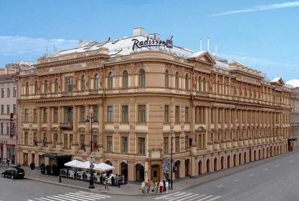 "АСМ Групп" рассматривает приглашение к участию в проекте реконструкции отеля "Radisson" на углу Невского и Владимирского проспектов в Петербурге.

Первый дом на участке был построен в 1770-е годы. Полвека спустя владелицей участка становится княгиня Шаховская. В 1838 году здание надстроено четвертым этажом. В здании проживал М.И.Глинка, к которому на "музыкальные пятницы" приходили А.Н.Серов, В.П.Энгельгард, Д.В.Стасов и Ф.Шуберт. При домовладельце В.Жукове купцы Ротины в 1850-х годах открыли в здании гостиницу и ресторан "Москва", а в 1881 году архитектор П.Ю.Сюзор осуществил перестройку здания. В гостинице часто останавливались Василий Суриков и Антон Чехов.