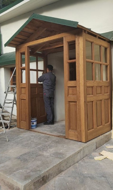 Завершена установка нового тамбура на входе на объект культурного наследия федерального значения "Лазаревская церковь" на территории Псково-Печерского монастыря в Печорах.

Реставрация храма по проекту "АСМ Групп" на финишной прямой.