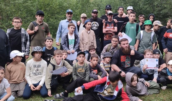 Для детей была организована экскурсия в село Харачой. Ребята посетили старинную башню, услышали интересные рассказы об истории этого места и увидели красивые водопады. Поездка получилась познавательной и подарила детям яркие впечатления от знакомства с природой и культурой Чечни.