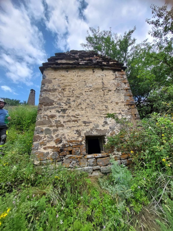 В рамках плана работы по визуальному осмотру технического состояния объектов культурного наследия, сотрудниками Джейрахско-Ассинского музея-заповедника совместно с представителями тейпа Гаппархоевых , была совершена инспекционная поездка к архитектурному комплексу «Гаппи» и к храму-святилищу «Гурмте».

Гаппи - башенный поселок замкового типа у вершины горного хребта, который возвышается над речкой Кяхк-Хи, в ущелье Мужиг, граничащим с Тумгойским ущельем, в нескольких километрах от границы с Грузией. Состоит из пятиэтажной боевой башни, шести полуразрушенных жилых башенных строений, объединенных посредством протяженной каменной оборонительной стены в единый замковый комплекс.

В полутора километрах от Гаппи на вершине лесистой горы расположен гаппинский храм-святилище Гурмте, предположительно датированный XVI—XVII веками. Вплоть до начала XX столетия жителями всей округи здесь совершались моления и жертвоприношения. В наши дни храм очень редко посещаем, и обладает хорошей сохранностью.  На скальном полу храма разбросаны черепа животных и остатки утвари.

Его обнаружил исследователь кавказских ландшафтов Л.П. Семенов и удивил своей находкой научный мир. Небольшой, всего лишь двенадцать квадратов, храм стоял особняком в сосновом лесу на одном из склонов гористого хребта. От посторонних взглядов его укрывали вековые вечнозеленые деревья, которые прятали святилище несколько веков.

Войти в древний ингушский храм можно с западной полукруглой стороны. Внутри помещение достаточно высокое – потолки до трех метров, и светлое – под двускатной кровлей несколько прямоугольных окон. Хорошо сохранилась и внутренняя отделка, на алтарной стене по сей день виднеется белая штукатурка, а декорированные камнем углубления, очевидно, выполняли роль полок-хранилищ. На полу исследователи обнаружили останки животных и элементы утвари. Из чего сделан вывод: храм был предназначен для жертвоприношений.

Занявшись вплотную исследованием Гаппи, ученым удалось выяснить, что древнее ингушское село славилось своими мастерами-умельцами. Здесь было широко развито искусство росписи по дереву и изготовление различных предметов из разных пород местной древесины, умели обрабатывать рога и кости копытных животных, превращая их в предметы утвари, национальные аксессуары и украшения.

Хорошую сохранность памятника отмечает и археолог Умалат Гадиев: «Святилище Гурмте относительно хорошо сохранилось. Можно сказать, что памятник не сильно изменился в своих основных формах за последние сто лет. Причиной тому, на мой взгляд, является его удаленность и труднодоступность». Единственная опасность, которая угрожает сохранности памятника, по мнению исследователя – это сосны, которые произрастают вблизи памятника. «Кстати, о негативном воздействии сосен на святилище Гурмте писал еще археолог Л.П. Семенов по материалам полевых работ 1930 г.».

Тут надо оговориться, что со слов участника ИГО «Дзурдзуки» Якуба Гогиева, дерево все-таки успело нанести вред памятнику: «… Храм хоть и уберегся от человека, а вот естественная природа чуть не взяла свое - огромное сухое дерево накренилось и достаточно серьезно повредило крышу. К счастью, ребята, которые обучаются в реставрационной школе, срубили это дерево и очистили верхнюю кровлю храма от веток» - отмечается на странице активистов.

Пользуясь случаем, выражаем им огромную благодарность за проведенную работу на пути сохранения нашей истории.

В свою очередь, сотрудники музея-заповедника совершили тщательный обход храма, зафиксировали все визуальные изменения, произвели обмеры и фотофиксацию. По этим материалам будут составлены акты технического состояния объекта культурного наследия и направлены в вышестоящие организации.
