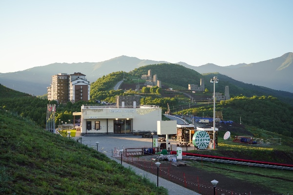 На курорте «Ведучи» откроется отель, управление которым будет осуществлять федеральный гостиничный оператор Сosmos Hotel Group. Комплекс будет включать 173 номера и начнет свою работу во второй половине 2025 года.

В Cosmos Hotel Group считают курорт «Ведучи» перспективным для привлечения туристов в регион, чему будет способствовать развитие инфраструктуры и качественного сервиса. В дизайне отеля через орнаменты, резьбу, рельефы, каменную кладку будет отражена национальная культура. Сам же оператор будет осуществлять комплексное управление отелем: от контроля предоставления услуг и обучения персонала до маркетингового продвижения.