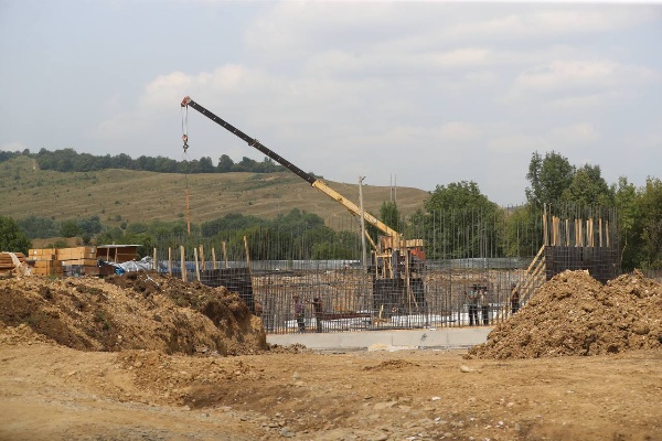 В Сунженском районе продолжается строительство нового здания Республиканской санаторно-лесной школы им. А. Чаниева.

Работы ведутся в рамках федерального проекта «Современный облик сельских территорий» госпрограммы «Комплексное развитие сельских территорий». 

Планы на 2025–2026 годы:

До конца 2025 года — несущие конструкции, кровля и коммуникации.

В 2026 году — внутренние отделочные работы, установка оборудования и благоустройство территории с футбольным, волейбольным и баскетбольным полями.

Новый интернат рассчитан на 120 мест. Учреждение будет доступно не только жителям Галашек, где проживает около 7 тысяч человек, но и детям из соседних населённых пунктов.