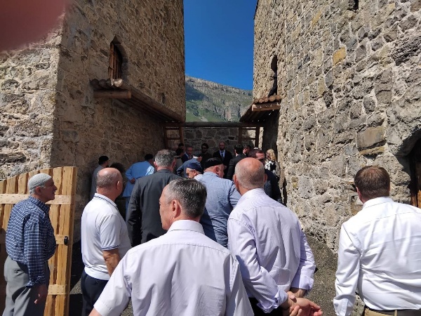 Руководитель Комитета Государственной охраны объектов культурного наследия Кодзоев Т. У. и и.о. директора ГКУ «Джейрахско-Ассинский музей-заповедник» Сампиев А.А. приняли участие в мероприятии по случаю завершения реставрационных работ башенного комплекса «Гоуст», в ходе которого был восстановлен исторический ансамбль, состоящий из трех башен.

Благодаря своевременно проведенным работам, комплекс вновь радует нас своим величием и старинной архитектурой.

Руководители учреждений также, в рамках плана работы по надзору за проведением реставрационных, консервационных и противоаварийных работ, направленных на сохранение историко-архитектурных объектов горной Ингушетии, посетили башенный комплекс «Нижний Пуй», где начаты и активно ведутся восстановительные работы специалистами реставрационной компанией ООО «Наследие».

Партнером проекта является благотворительный фонд М. Гуцериева «Сафмар».