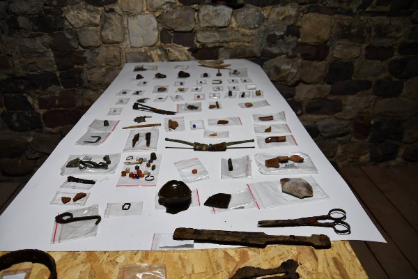 "В ноябре в горной Ингушетии откроется уникальный музей под открытым небом, созданный командой школы каменщиков-реставраторов «Наследие». 

Музей будет располагаться внутри одной из отреставрированных жилых башен на территории архитектурного комплекса Нижний Пуй, вход в него будет бесплатным по пятницам после обеда, так как в остальные дни на территории проходят реставрационные и археологические работы. 

Задача музея гораздо шире, чем просто хранение артефактов — он станет пространством, где каждый сможет погрузиться в жизнь средневековых горцев. В настоящее время в коллекции уже около 500 уникальных находок, среди которых такие исторические ценности, как кинжал времен имама Шамиля, латунная пулелейка XIX века, фрагмент ствола пищали XVII века, миниатюрная наковальня, хозяйственные инструменты, керамика, лампы и редкие височные подвески. 

На территории Нижнего Пуя проводятся исследования шести башен и трех склепов, и организаторы планируют, что музей будет постоянно пополняться новыми артефактами. Это уникальная возможность узнать о земледелии, ремеслах и искусстве наших предков, а также о том, в какой среде они жили. 

Отмечу, что команда «Наследия» под руководством Рамзана Султыгова, реставратора с международным опытом, проделала колоссальную работу за год с момента основания школы. Помимо самой реставрации на территории комплекса активно ведется научная деятельность. 

Специалисты обнаружили не только артефакты, но и ритуальное захоронение жеребенка, что подтвердило существование погребального обряда, описанного первым ингушским этнографом Чахом Ахриевым. Также найден фрагмент деревянной двери, которой пользовались еще средневековые ингуши, оригинальные каменные полы и многое другое.

Хочу выразить благодарность благотворительному фонду «Сафмар» и его основателю Микаилу Гуцериеву за неоценимую поддержку в создании школы «Наследие», которая вошла в долгосрочный проект по исследованию и реставрации более 3 тыс. памятников ингушской средневековой архитектуры", - сообщил глава Республики Ингушетия Махмуд-Али Калиматов.