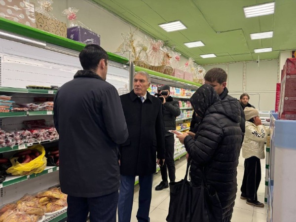 Партдесант «Единой России» в Магасе провел рейд по торговым точкам с целью контроля за соблюдением законодательства в сфере торговли. 

В мониторинге приняли участие: председатель Городского совета депутатов Хаваж-Багаудин Дарсигов, заместитель председателя Ислам Гандалоев, представители производственного отдела городской администрации, Роспотребнадзор РИ, а также налоговая инспекция.   

В ходе проверки были тщательно осмотрены магазины на наличие просроченной продукции, правильность стикеровки товаров, а также соблюдение запретов на продажу энергетических напитков и электронных сигарет несовершеннолетним.

Результаты проверки показали, что в некоторых торговых точках были выявлены нарушения, связанные с некорректностью стикеровки продукции. Кроме того, было зафиксировано отсутствие безналичной оплаты в ряде магазинов, что также является нарушением действующих стандартов.

Хаваж-Багаудин Дарсигов подчеркнул важность соблюдения норм и правил торговли, направленных на защиту интересов потребителей, особенно несовершеннолетних. 

В ближайшее время будут приняты меры для улучшения контроля за соблюдением всех стандартов в сфере торговли в городе Магас.