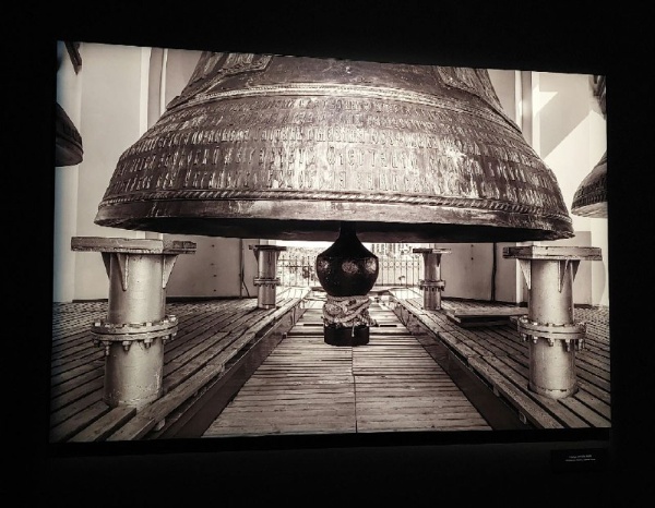 Архитекторы "АСМ Групп" посетили Третьяковскую галерею и ознакомились с работами фотовыставки "Стена и слово. Русский монастырь на границе с небом." 

Более 80 черно-белых фоторабот представляют архитектуру и историю 10 русских монастырей, расположенных в разных уголках России. Безусловно приятно было ознакомиться с необычными фото по Псково-Печерскому монастырю, где в настоящее время работает команда "АСМ Групп". 

Компанию в осмотре составили Хондзинский Николай - дирижер Мариинского театра, Хашиев Алихан - вице-президент корпорации "Синергия" и Милехин Андрей - профессор МГУ, а саму экскурсию по выставке провел один из ее авторов - Эдуард Бояков - художественный руководитель МХАТ им. М.Горького, создатель фестивалей "Золотая маска" и "Новая драма".
