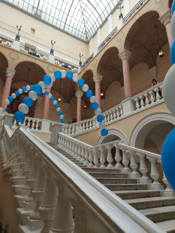 Архитекторы "АСМ Групп" посетили Факультет журналистики Московского государственного университета им. М.В.Ломоносова на Моховой улице для ознакомления с историей, интерьерами и проблемами исторического здания бывшего Аудиторного корпуса, перестроенного в 1830-е годы по проекту арх. Е.Тюрина из городской усадьбы Пашковых. Исторических интерьеров сохранено достаточно мало, а вот конструктивных и инженерных проблем у здания много.