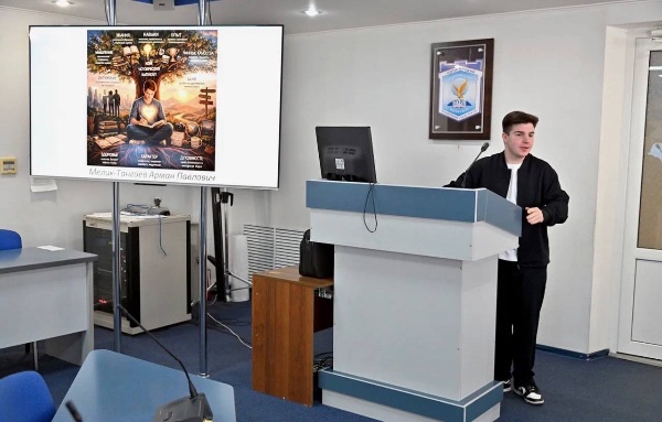 В ПГУ завершилась внутривузовская олимпиада «Искусственный интеллект в экономике».
 
Организатором олимпиады выступила кафедра экономики, менеджмента и финансов. Участники решали тесты и кейс, использовали нейросети для выполнения профессионально-творческого задания. Более 40 студентов попробовали свои силы, 25 прошли все этапы, 8 стали призёрами и номинантами!
 
Победители:
1 место – Аделина Тавасиева (ИПРиМ);
2 место – Алина Джиоева (ИРГЯИГТ);
3 место – Арман Мелик-Тангиев (ИМО) и Эллада Аллахвердова (ИЮиИ). 
 
Номинантами стали: Елизавета Бушуева (ИРГЯИГТ), Эдвин Туниянц (ИМО), Регина Петряева (ИРГЯИГТ), Ангелина Артамонова (ВШУ).