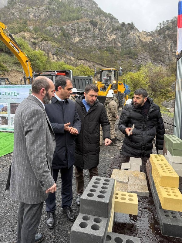 В Джейрахе состоялось открытие нового карьера «Фуртогский-2». Этот проект, охватывающий территорию в 9 гектаров и обладающий запасами в 1,8 миллиона кубических метров, станет важным шагом в развитии промышленного потенциала региона.

Благодаря поддержке мецената Михаила Гуцериева, удалось не только создать новые рабочие места, но и подготовить всю необходимую технику для эффективной работы. 

Карьер «Фуртогский-2» станет символом прогресса и развития, демонстрируя, что совместные усилия и поддержка могут привести к значительным достижениям.