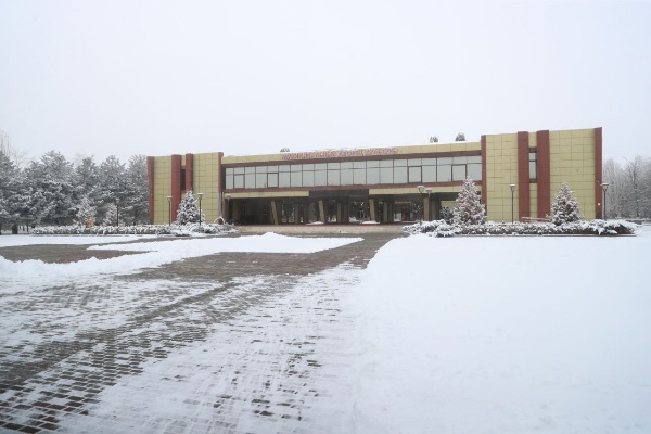 Продолжается капитальный ремонт Городского дворца культуры в Назрани.

Работы стартовали в мае 2025 года и выполняются в рамках регионального проекта «Семейные ценности и инфраструктура культуры».

Что обновляется:

Кровля и фасад: замена кровельного покрытия и реконструкция фасада.

Входная группа: ремонт главного входа и устройство новой отмостки.

Основные помещения: обновление интерьеров банкетного зала и фойе.

Инженерные системы: модернизация систем вентиляции, отопления, водоснабжения, водоотведения и пожарной безопасности.

Все работы направлены на повышение безопасности, комфорта и функциональности здания.