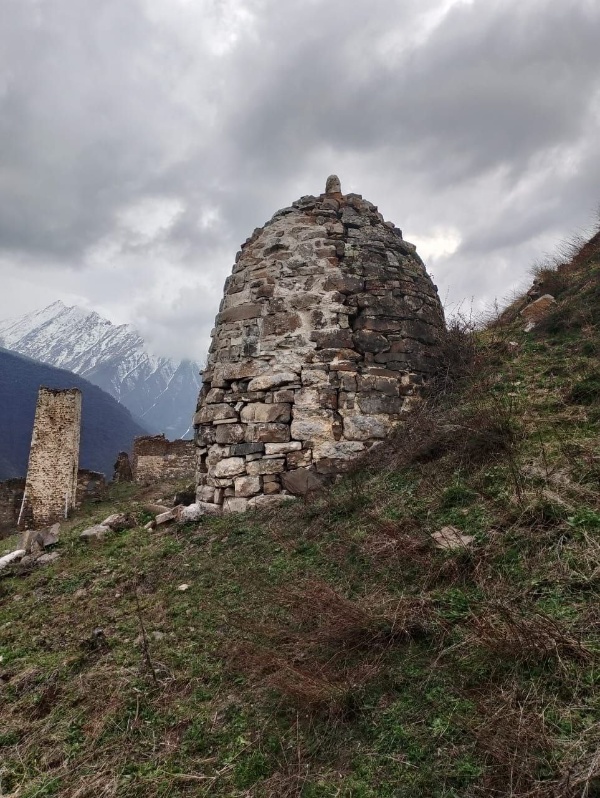 В эти дни сотрудниками музея-заповедника, в рамках плана работ по визуальному осмотру технического состояния ОКН с фотофиксацией ОКН с визуальными изменениями в конструкции, в соответствии с графиком обхода, совершен мониторинг ядрообразного мавзолея архитектурного комплекса «Тярш».  

Объект имеет круглое основание и конусообразный верх с венчающим шпилем, расположен в 75 метрах восточнее башен.

Высота памятника 3,40 м, на юго-западной стороне имеется лаз трапециевидной формы.

Сотрудники «Археологический центр им. Е.И. Крупнова» отмечают, что в погребальной камере мавзолея находились останки 9-10 усопших (частью в деревянных гробах), а также разнообразный вещевой инвентарь. В основании камеры был устроен на известковом растворе каменный ящик, имеющий в плане прямоугольную форму со слегка выпуклыми длинными сторонами. Своими краями он уходит под основание кладки стен мавзолея, что наглядно свидетельствует о последовательности возведения памятника. Ориентирован каменный ящик по линии СЗ–ЮВ. Погребальный инвентарь позволяет датировать его не ранее конца XVII в.
Мавзолей был стационарно исследован Р.А. Даутовой в 1982 году. На памятнике проведены восстановительные работы.