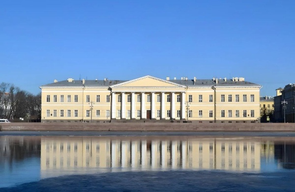 В Академии наук на Университетской набережной в Петербурге планируют открыть планетарий. Его создадут в одной из башен здания, построенного по проекту Джакомо Кваренги в 1783 году. Также во внутреннем дворе должны появиться музей и летний музыкальный театр. Само здание Академии наук ждет реставрация до 2030 года.