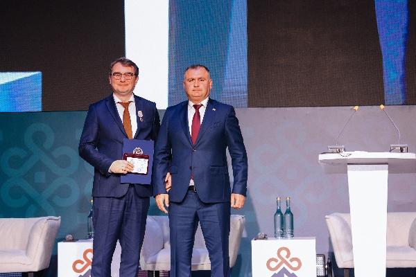 Кавказ.РФ готов делиться опытом по привлечению инвестиций и созданию ОЭЗ с Южной Осетией.

В Цхинвале с 18 по 20 сентября проходит I Международный инвестиционный форум «Южная Осетия. Горизонты инвестиций», в котором принимает участие институт развития Кавказ.РФ. Форум посвящен 35-летию образования республики и, по замыслу организаторов, станет точкой перехода от этапа восстановления к экономике развития Южной Осетии.

Форум начался с молодежной повестки. Во второй день участники обсудили точки роста республики и развитие банковской системы. Одним из ключевых событий стала сессия «Евразийский мост: инвестиции и технологии для будущего Кавказа», на которой выступил первый заместитель генерального директора Кавказ.РФ Андрей Цемахович. Правительство РЮО, представители Министерства экономического развития Российской Федерации, эксперты ВЭБ.РФ, Банка Алании, Фонда евразийской интеграции обсудили инвестиционную привлекательность республики и банковской системы РЮО, а также экономический потенциал региона, в том числе в сфере туризма.

Андрей Цемахович подчеркнул, что создание на территории республики зоны со специальным режимом может стать «драйвером» развития экономики.

«Кавказ.РФ наработал большой опыт привлечения финансирования в субъекты СКФО, реализации прорывных проектов, выстраивания работы с банками. Результатом стал заявленный объем инвестиций резидентов к 2030 году в размере 200 млрд рублей, а также более триллиона рублей – в основной капитал. Механизмы работы с инвесторами и банками мы готовы масштабировать и делиться опытом с другими территориями, особенно схожими по набору как факторов роста, так и инфраструктурных ограничений», — отмечает Андрей Цемахович.

О результатах развития горнолыжных курортов «Эльбрус», «Мамисон», «Ведучи» говорят цифры и их растущая популярность – объем туристского потока на курорты под управлением Кавказ.РФ ежегодно увеличивается на 15-20%, и в 2024 году курорты суммарно приняли более 2 млн туристов.

«Мы видим существенный потенциал Республики Южная Осетия в развитии сектора АПК, строительстве тепличных комплексов, выращивании яблок, винограда, орехов, строительстве форелевых хозяйств, а также мощностей по переработке сельскохозяйственной продукции, создании центров по переработке и консервированию овощей, розливу минеральной воды, можно рассмотреть создание индустриального парка по производству строительных материалов. Все эти направления являются перспективными и будут иметь высокий спрос для потенциальных инвесторов», - говорит Андрей Цемахович.

Институт развития тесно сотрудничает со Сбером – часть средств была передана в форме фондирования, благодаря этому для предприятий МСП есть возможность получения через банк кредитов по низким ставкам, ведется работа с Россельхозбанком в части софинансирования отдельных проектов, предоставляет займы через ЗПИФ.

Южная Осетия может стать одним из перспективных регионов для притока инвестиций и площадкой для реализации разноплановых проектов в сфере разведки и добычи минеральных ресурсов, АПК и развития туристической индустрии.

Завтра работа форума продолжится. В пленарном заседании, посвященном социально-экономическому развитию до 2030 года, ожидается участие министра экономического развития РФ Максима Решетникова.