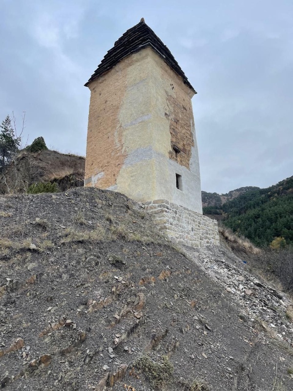 В Джейрахском районе Ингушетии  проведены противоаварийные работы по спасению разрушающегося склепа Меллер. 
 
Уникальная башнеобразная склеповая усыпальница с артефактами была на грани разрушения и безвозвратной потери. 

Склеп расположен в труднодоступном месте - на окраине башенного комплекса "Меллер", склеп трёхъярусный, высота его 9 метров, со ступенчато-пирамидальной кровлей, возведение которой в древности считалось верхом строительного искусства. 

Было повреждено скальное основание объекта и обрушены углы, что ставило под угрозу его устойчивость. 

Была разработана и одобрена научно-проектная документация, согласно которой были проведены восстановительные работы. 

Сохранение этого склепа являлось принципиальной задачей для властей республики, так как он являлся одним из самых крупных сохранившимся наземных могильников, что повышало его историческую значимость. 