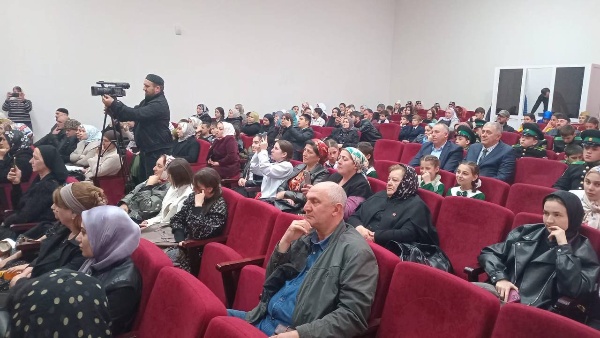 12.04.2025 г., в Доме культуры с.п. Экажево состоялся Республиканский фестиваль самодеятельного народного творчества «Славься, Отечество мое!», который в нынешнем году приурочен к 255-летию единения Ингушетии с Россией. Это одно из главных событий апреля в культурной жизни Ингушетии.

Фестиваль уже давно стал настоящим хранителем духовных традиций и нравственных ценностей ингушского народа. Этот масштабный творческий форум не просто собирает талантливых детей и молодежь, но и становится для них путеводной звездой в мир искусства и культуры.

Воспитанница Дома культуры с.п. Ляжги Ясмина Буружева так же выступила на фестивале, прочитав стихотворение Чахкиева Капитона «Дай-Мохк», и была удостоена диплома участницы форума.