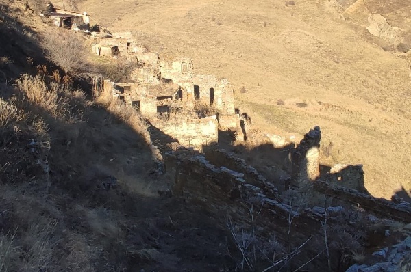 Старший научный сотрудник отдела археологии и архитектуры ГБУ «Аргунский музей-заповедник» Рамзан Баканаев провел обзорную экскурсию по территории Шикаройского историко-архитектурного комплекса.

Путь к историко-архитектурному комплексу Шикарой проходил по живописному Аргунскому ущелью. 

Как отметили участники поездки, данный комплекс является одним из интереснейших объектов башенной архитектуры как для туристов, так и для местных, и его обязательно нужно посетить.