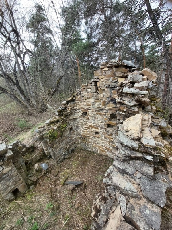 В 300 м северо-западнее от башенного комплекса «Гадаборш» находится средневековая постройка – храм-святилище «Дзорах-Дяла». 

Основание прямоугольное. Ранее постройка располагала двускатно-ступенчатой крышей, на сегодняшний день она не сохранилась. В южной части объекта устроены два дверных проема. В западной стене устроены два оконных проема треугольного типа и еще одно сквозное отверстие, расположенное у самого пола. В восточной стене наблюдается окно (узкое снаружи, с постепенным расширением вовнутрь) и две небольшие ниши. Толщина стен 60 см. 

Памятник оригинален, прежде всего, своей замкнутой отдельной комнатой, назначение которой неизвестно. Большое же помещение имеет деление – на притвор, храм и алтарь. 

Это культовое строение было открыто и описано Л.П. Семеновым и И.П. Щеблыкиным. Археологическая расчистка ее внутренней площади, произведенная М.Б. Мужухоевым в 1976 году, выявила в культурном слое кости жертвенных животных, наконечники стрел, ножи. 

М.Б. Мужухоев датировал данный памятник XIII в. На сегодняшний день сохранность храма-святилища составляет 40 %. 