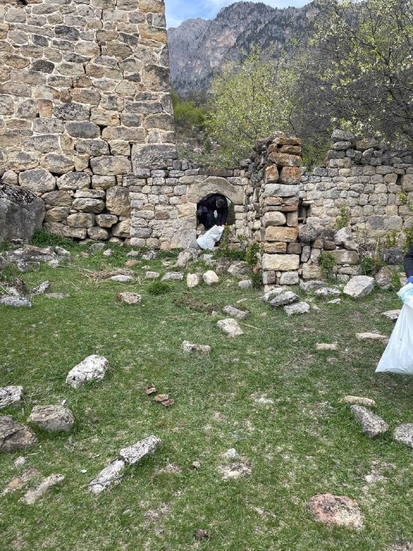 Сегодня, в рамках Всероссийского субботника, сотрудники Джейрахско-Ассинского музея-заповедника и Комитета Государственной охраны объектов культурного наследия провели санитарные мероприятия по очистке прилегающей территории офисного здания в г. Магас, а также был произведён субботник в горной местности. 

Сотрудниками учреждений была произведена обрезка деревьев, проведена работа по борьбе с нежелательной растительностью, собран и вывезен мусор с территорий.

Мы надеемся, что наш небольшой вклад в общее дело по благоустройству и очистке прилегающих территорий, улучшит состояние нашего региона. 