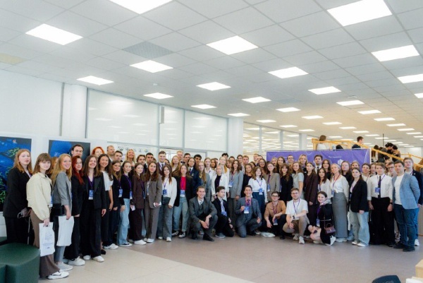 На базе МГУ им. М.В. Ломоносова прошла Международная школа Студенческих научных обществ.

Форум собрал более 100 участников из 42 регионов России и зарубежных стран. ПГУ представили Полина Юрьевна Бурняшова и Согдиана Руслановна Мирзаева. 

Темой школы стало «В приоритете СНО: от инициатив к результатам». Участники обсуждали развитие студенческой науки, проектную деятельность и применение цифровых технологий.

Для ПГУ это стало возможностью обменяться опытом с ведущими вузами страны и укрепить позиции университета в студенческой науке.