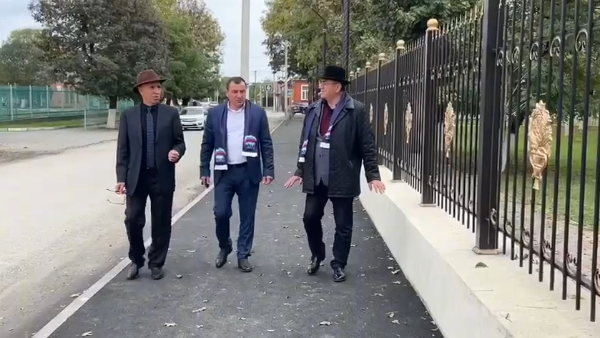 В с.п. Троицкое продолжаются работы по благоустройству общественной территории по ул. Багаева.

На данный момент в рамках проекта установлены ограждение по периметру, фонтаны, скамейки и фонари, а также выполнена укладка тротуара. Партийный десант промониторил ход работ на объекте.

В инспекционном выезде приняли участие секретарь местного отделения партии «Единая Россия» в Сунженском районе Магомед Евлоев, член местного политсовета Мухамед Ганиев и глава администрации с.п. Троицкое Омар Климатов.

Планируется дальнейшее обустройство территории, включая установку калитки, создание арки и оборудование поручней для обеспечения удобного доступа. За счет этого будет обеспечена возможность выезда, а также сделаны дополнительные мелкие доработки, которые повысят качество и безопасность использования пространства.

«Создание благоустроенной общественной территории — это важный шаг к улучшению качества жизни граждан. Мы стремимся сделать ее доступной и комфортной для каждого, чтобы здесь могли проводить время.