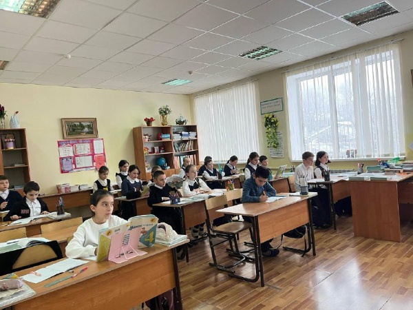 18.03.2025 года работники Дома Культуры с.п. Джейрах совместно с работниками ГБОУ «СОШ - Детский сад с.п. Джейрах имени И. С. Льянова» провели беседу с учащимися 4-7 классов, приуроченную 255-летию единения Ингушетии с Россией.