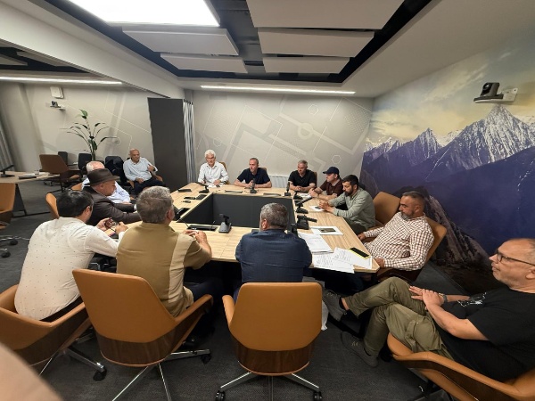 20 июня в Магасе состоялось первое заседание по вопросу сохранения культурного наследия республики, организованное представителем благотворительного фонда «Возрождение».   

В мероприятии принимали участие: руководитель Комитета государственной охраны объектов культурного наследия Кодзоев Т.У., и.о. директора Джейрахско-Ассинского музея-заповедника Сампиев А.А., руководители подрядных организаций, генеральный директор комплексных архитектурных и реставрационных проектов ООО «АСМ ГРУПП» Михайлов А.Г., общественные деятели и др.  

Задача участников встречи заключалась в том, чтобы обсудить ход работ, обменяться профессиональным опытом и передать друг другу ценные знания и умения, которые они приобрели в процессе работы.

Также обсуждали соблюдение сроков, проверка соответствия работ проекту, контроль за технологией, приведение в надлежащее санитарное состояние территории комплекса и его благоустройство. 

Прошедшее первое заседание было ознакомительным, в  ходе которого участники мероприятия смогли узнать друг друга. Они определили, кто будет вовлечён в проект, в каком формате и где будут проходить последующие встречи. Эти встречи запланированы на еженедельной основе. Также был разработан план совместной работы, который, как мы надеемся, принесёт пользу нашей республике.
