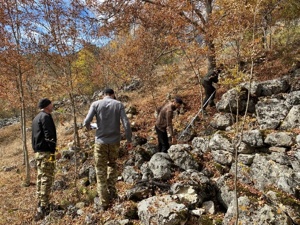 В эти дни сотрудники музея-заповедника провели плановую работу по фиксации и учету раннее неучтенных циклопических строений,  расположенных в 300-350 м. северо-восточнее башенного комплекса «Средний Озик».  

Большинство строений имеют смежные стены и не имеют связующего материала. Объекты находятся в руинированном состоянии.

Циклопические строения относят к эпохе до нашей эры. Всего на данном участке выявлено 27 строений и 3 заградительные стены.

Все они будут внесены в перечень выявленных объектов культурного наследия республики.