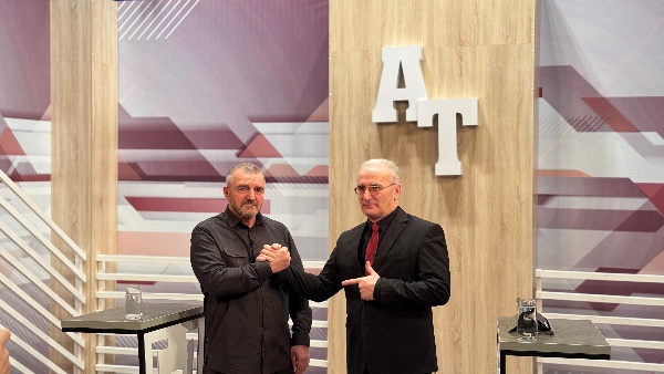 Сегодня директор ГБУ «Аргунский музей-заповедник» Хизар Яхъяев посетил студию записи ГТРК «Вайнах» в роли почетного гостя. Ведущий телепередачи «Актуальная Тема» Лом-Али Зурушев провел с ним увлекательное интервью, посвященное значимым достижениям и преобразованиям, произошедшим за весь период существования музея-заповедника.
В ходе беседы Хизар Яхъяев рассказал о том, как музей стал центром культурной жизни региона, привлекая внимание как местных жителей, так и туристов. Многочисленные экскурсии по объектам культурного наследия, исследовательские экспедиции, а также выставки, мастер-классы и образовательные программы стали важной частью работы учреждения. Директор также отметил, что благодаря современной реставрации и сохранению уникальных объектов музей сохраняет историческую память и способствует развитию национальной идентичности.

Кроме того, Хизар Яхъяев поделился планами на будущее: создание новых выставочных пространств, внедрение цифровых технологий и развитие сотрудничества с другими музеями. Он подчеркнул важность сохранения и популяризации культурного наследия для подрастающего поколения. В завершение интервью директор выразил благодарность всем, кто поддерживает работу музея, и призвал жителей принимать активное участие в его жизни.