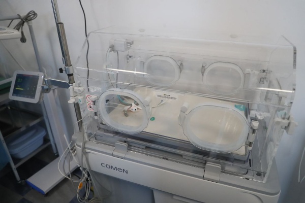 В Назрани открыли новое инфекционное отделение детской больницы.

Объект построен в рамках нацпроекта «Здравоохранение». 

В нём есть: комфортабельные боксированные палаты, собственная диагностика и лаборатория, отделение реанимации и интенсивной терапии, самое современное оборудование.

Раньше дети с инфекциями лечились в общих палатах, теперь для них — современный изолированный корпус.

Это снизит риск заражения других болезнями и поможет оказывать помощь полного цикла — от диагностики до операции.