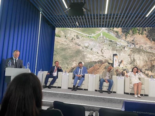 На Международной выставке-форуме «Россия» прошла пленарная сессия «Пространство будущего: Северо-Кавказский макрорегион».

В рамках мероприятия на круглом столе «Инвестиционный потенциал Республики Ингушетия как инструмент межрегионального и международного сотрудничества» представители «Территории» поделились опытом взаимодействия с органами власти Республики Ингушетия при внедрении российских технологий в регионе.

Как официальный партнёр Комитета по туризму Республики Ингушетия и Комитета по охране объектов культурного наследия рассказали о цифровизации в сферах туризма, обеспечения безопасности и комфорта пребывания для гостей, особенно в горных районах Республики. Кроме того, представили пилотный проект по внедрению отечественных комплексных решений для развития территорий, дали оценку его перспектив и возможностей для бизнес-сообщества Ингушетии.
