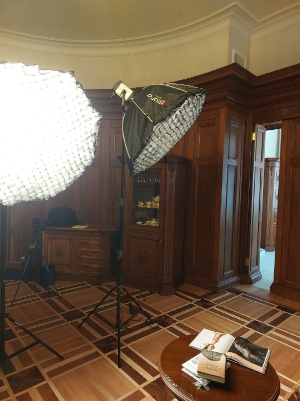 Начаты сьемки документального фильма про историю банкиров семьи Вавельберг, архитектора Перетятковича, построившего уникальный "Банкирский дом Вавельберга" на Невском проспекте в Санкт-Петербурге и конечно про архитекторов "АСМ Групп", отреставрировавших старинное здание и приспособивших его под суперсовременнный отель. 

Сьемки начаты в отеле "WAWELBERG" и продолжатся 6 июня в офисе "АСМ Групп".
