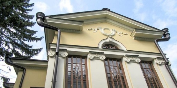 Главный дом подмосковной усадьбы Гусева Полоса признан обьектом культурного наследия регионального значения.

Усадебный дом располагается на местности, которую до 1870-х годов называли Гусева Полоса. Застройка участка первыми деревянными домами началась в 1885 году купчихой А.Г.Васильевой. В 1913 году усадьбу приобрел инженер-строитель А.И.Шумилин, один из совладельцев конторы "Инженерное дело". Разобрав старые постройки, он к 1914 году построил новый дом в неоклассическом стиле. Автором выступил сам владелец, имевший разрешение на проведение подобных работ. Двухэтажное деревянное здание на каменных фундаментах было украшено портиками, колоннами, треугольным фронтоном, а также богато декорировано лепниной и медальонами. Инженерно дом был оснащен самыми передовыми системами. После 1917 года в национализированной усадьбе разместилось обычное жилье, после 1926 года - детский дом. С 1960-х годов в бывшей усадьбе был устроен дом отдыха "Баковка" от Министерства авиационной промышленности. С 2010 года территория усадьбы вошла в состав инновационного комплекса "Сколково".