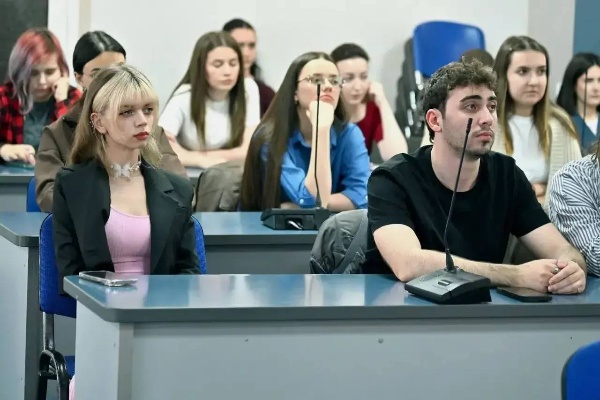 В ПГУ обсудили методологию понимания словесного искусства.
 
Приглашённый спикер из Ереванского государственного университета – доктор филологических наук, профессор кафедры английской филологии факультета европейских языков и коммуникаций Седа Керобовна Гаспарян – выступила перед аудиторией с темой «Concerning the Methodology of Understanding Verbal Art». 

Профессор Седа Гаспарян не только изложила авторский взгляд на методологию, но и вовлекла слушателей в диалог, подчеркнув, что понимание искусства слова лежит в основе успешной межкультурной коммуникации.

Сотрудничество ПГУ и ЕГУ открывает новые горизонты для академических обменов и обогащает образовательные программы актуальными международными практиками