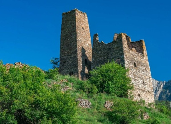 "АСМ Групп" продолжает работы по выявлению неучтенных исторических построек на территории горной Ингушетии и внесению их в создаваемую компанией при полной поддержке Благотворительного фонда "САФМАР" - Единую электронную базу памятников Ингушетии. Постройки, обладающие признаками объектов культурного наследия, также должны быть внесены в Реестр объектов культурного наследия Ингушетии для их юридической и фактической защиты.

Команда "АСМ Групп" завершила работы по выявлению и изучению построек и стел на Башенном комплексе "Верхний Кяхк". В существующем реестре находятся 43 объекта культурного наследия, включая башни и склепы. Специалисты "АСМ Групп" выявили на комплексе "Верхний Кяхк" еще 122 исторических памятника, обладающих признаками объектов культурного и археологического наследия, среди которых башни, склепы и 96 каменных стел.  

"АСМ Групп" направило в Комитет по охране объектов культурного наследия Ингушетии 122 заявления о включении выявленных объектов в Реестр вновь выявленных объектов культурного наследия Ингушетии. Надеемся, что в течение 90 рабочих дней еще 122 объекта юридически станут выявленными объектами и займут свое достойное место среди других уникальных памятников страны. "АСМ Групп" готово оказать всю дополнительную необходимую помощь, чтобы юридически защитить башни, склепы и стелы Башенного комплекса "Верхний Кяхк".