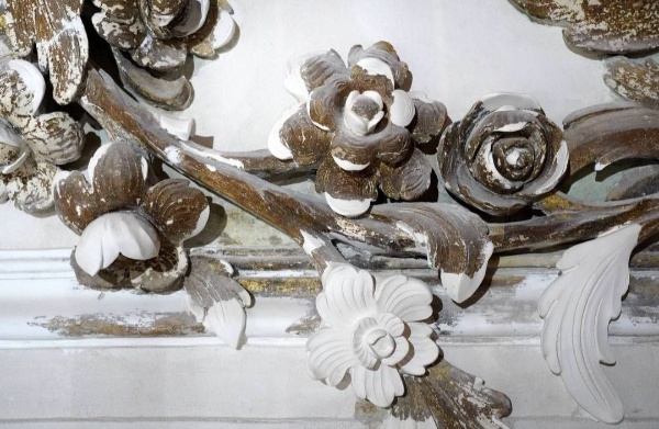 В каре Смольного монастыря продолжаются реставрационные работы. Две церкви - Захарии и Елизаветы и Александра Невского - уже полностью отреставрировали в 2021 году. Сейчас основные силы брошены на Церковь Святой Екатерины, - внутри найдена старинная отделка. Работы планируют закончить к 2027 году.

Одновременно с этим ремонтируют корпус с башней - снаружи его уже привели в порядок, а теперь занимаются внутренними помещениями. Там обнаружено, что у здания нет своей внешней стены, оно просто примыкает к забору. Эту историческую особенность планируется сохранить.

По материалам КГИОП СПб.