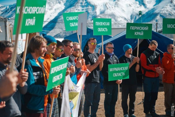 "Сильнейшие альпинисты России из Челябинска, Нижнего Новгорода, Перми, Краснодара, Воронежа, Красноярска, Иркутска, Пензы, Самары и других городов соревнуются в горах Ингушетии. Открытие пятого по счёту чемпионата страны по альпинизму в техническом классе состоялось сегодня в самом живописном месте Джейрахского района.

Выбор Ингушетии в качестве площадки для проведения чемпионата обусловлен несколькими значимыми факторами. Традиционно альпинистские мероприятия проводятся летом, однако горный район Ингушетии с альпинистским лагерем «Кязи» оснащён всей необходимой инфраструктурой, включая медпункт, штаб, пресс-центр, столовую, жилые модули и душевые.

Это обеспечивает оптимальные условия для проведения чемпионата вне зависимости от сезона.

Связать свою жизнь с альпинизмом могут только смелые и отважные люди. Их невероятная выдержка и целеустремлённость искренне вызывают глубокое уважение. Сегодня спортсмены начинают покорять вершину горного массива Кязи, где проложено более 20 маршрутов различной сложности. Это требует невероятной силы духа и физической подготовки.

Желаю удачи ребятам, пусть восхождения будут безопасными.

Мы стремимся к развитию различных видов спорта в Ингушетии, в том числе экстремальных, чтобы каждый смог найти себе занятие по душе. Это, в свою очередь, решает ряд важных сопутствующих задач: популяризацию физической культуры среди молодёжи и повышение туристической привлекательности республики. После участия в турнирах спортсмены со своими семьями часто возвращаются к нам, чтобы насладиться красотой природы и уникальными достопримечательностями региона.

Хочу также отметить, что развитая региональная спортивная инфраструктура обеспечивает все необходимые условия для проведения тренировок и соревнований различного уровня", - глава Республики Ингушетия Махмуд-Али Калиматов.