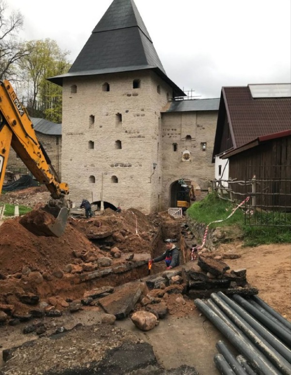 Продолжаются реставрационные работы по проекту "АСМ Групп"  на объекте культурного наследия федерального значения "Башня Нижних решеток" на территории Псково-Печерского монастыря в Печорах.
