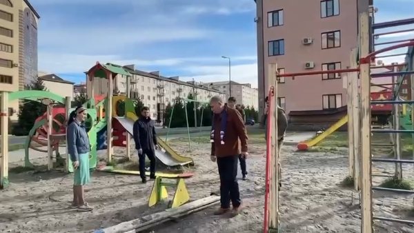 Депутаты от фракции «Единой России» в Городском совете провели мониторинг детских площадок, учитывая обращения родителей о состоянии игровых зон. Мероприятие прошло с участием председателя Городского совета депутатов г. Магас Хаваж-Багаудина Дарсигова, заместителя председателя Ислама Гандалоева и депутатов Аслана Цечоева, Магомеда Халмурзиева и Мадины Кодзоевой.

Мониторинг охватил детские площадки в 6-м, 7-м и 8 микрорайонах. 

В ходе проверки депутаты внимательно осмотрели состояние игрового оборудования, а также оценили качество уборки территории. 

Особое внимание уделялось выявлению потенциально опасных факторов, таких как: поврежденные горки, сломанные качели, отсутствие мягкого покрытия на площадках.

По результатам проверки единороссы составили список замечаний и предложений для каждого объекта. Все выявленные недостатки были зафиксированы, и соответствующие рекомендации были даны начальникам подведомственных отделов городской администрации. В ближайшее время планируется устранение обнаруженных недоработок.

"Мы стремимся создать безопасные условия для игр наших детей. Здоровье и безопасность — приоритет для нас, и мы будем следить за выполнением рекомендаций. Все обращения родителей будут рассмотрены и приняты соответствующие решения", — подчеркнул Хаваж-Багаудин Дарсигов.