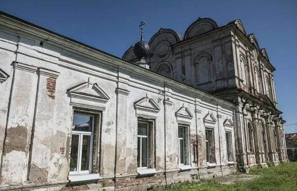 В Угличе планируют восстановить исторический облик Церкви Николы на Сухих Прудах - памятник архитектуры XVIII века.

Храм, расположенный на Февральской улице, ждет комплексная реставрация - расчистка и ремонт кладки, устранение биопоражений фасадов, воссоздание утраченных пятиглавия с позолоченными крестами и колокольни. Внутри планируется восстановление монументальной живописи, устройство полов с вентилируемым подпольем и модернизация инженерных систем.

История Церкви Николы на Сухих Прудах уходит в начало XVII столетия, когда на месте храма стоял Иоанно-Богословский монастырь, разрушенный в 1609 году во время польского нашествия. После Смуты здесь возвели деревянную церковь, а в 1735-1758 годах ее заменил каменный пятиглавый храм с трёхъярусной колокольней, каменной оградой и богатыми интерьерами. Пожар 1822 года сильно повредил здание, но его вскоре восстановили.

