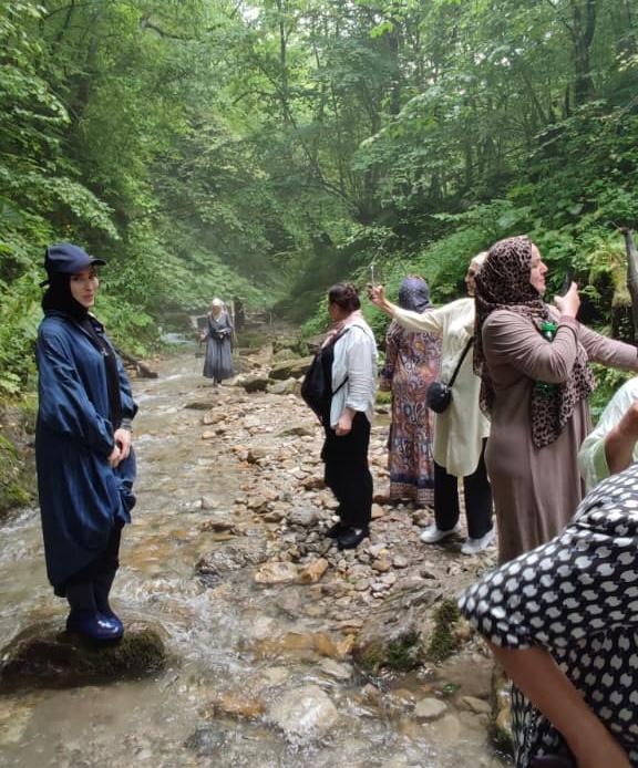 09.08.2025 г. Состоялась поездка к башне Харачойской и памятнику Зелимхана Харачойскому. Экскурсионный маршрут включал посещение исторической башни Харачойской и памятника легендарному абреку Зелимхану Харачойскому. Башня, возведённая в традиционном кавказском архитектурном стиле, является памятником средневекового зодчества и символом стойкости местных жителей.

Поездка позволила участникам не только познакомиться с историческими фактами, но и прочувствовать атмосферу горной Чечни, прикоснувшись к живой истории региона.