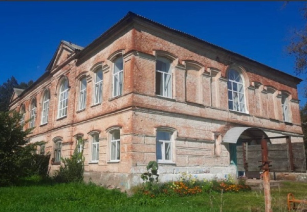 В Кардымовском округе Смоленской области начнутся реставрационные работы на объекте культурного наследия регионального значения "Усадебный дом и флигели помещика Гаугера". 

Усадьба была основана в последней трети XVII века и принадлежала шляхтичам Новошинским, а с середины XIX века - помещикам Гаугерам, владельцам спиртзавода. При Гаугерах началось масштабное строительство и усадебный дом оставался в собственности семьи до 1917 года. После войны в усадьбе была создана машинно-тракторная станция, а в настоящее время в историческом здании располагается Тюшинская средняя школа.