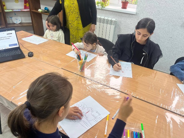 С 1 по 4 июля в Доме культуры с.п. Ляжги проходил Конкурс детских рисунков «Семейный портрет» ко Дню семьи, любви и верности.