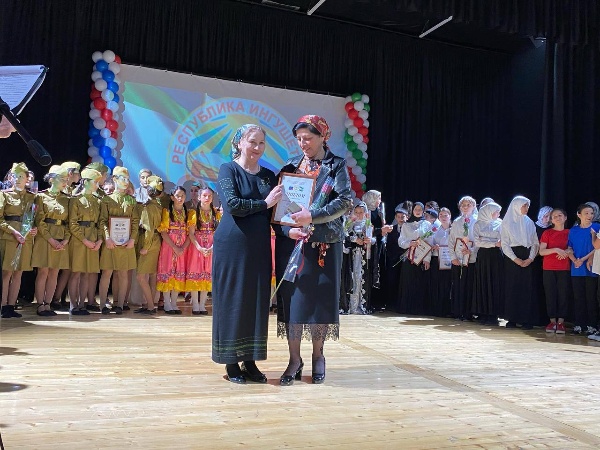 12.04.2025 г., в Доме культуры с.п. Экажево состоялся Республиканский фестиваль самодеятельного народного творчества «Славься, Отечество мое!», который в нынешнем году приурочен к 255-летию единения Ингушетии с Россией. Это одно из главных событий апреля в культурной жизни Ингушетии.

Фестиваль уже давно стал настоящим хранителем духовных традиций и нравственных ценностей ингушского народа. Этот масштабный творческий форум не просто собирает талантливых детей и молодежь, но и становится для них путеводной звездой в мир искусства и культуры.

Воспитанница Дома культуры с.п. Ляжги Ясмина Буружева так же выступила на фестивале, прочитав стихотворение Чахкиева Капитона «Дай-Мохк», и была удостоена диплома участницы форума.