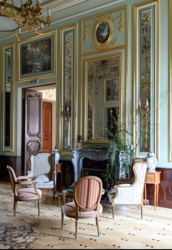 Отреставрированные по проекту "АСМ" интерьеры объекта культурного наследия "Особняк Мясникова" на улице Восстания, 45, готовы принимать новых гостей на различных творческих мероприятиях, намечаемых этим летом. 

Лучший проект реставрации в Санкт-Петербурге 2008 года.