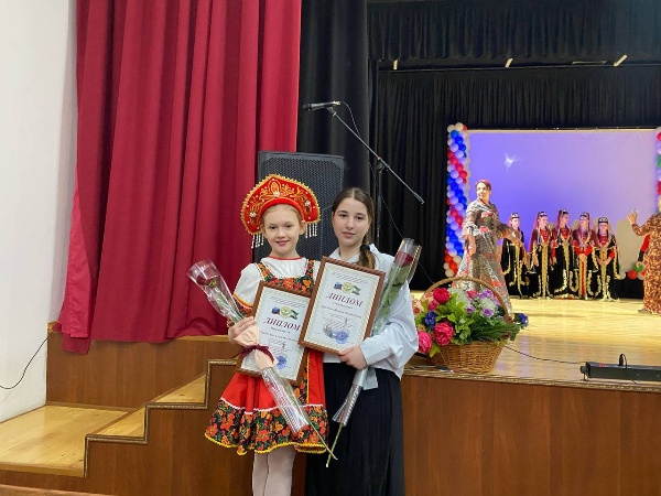 12.04.2025 г., в Доме культуры с.п. Экажево состоялся Республиканский фестиваль самодеятельного народного творчества «Славься, Отечество мое!», который в нынешнем году приурочен к 255-летию единения Ингушетии с Россией. Это одно из главных событий апреля в культурной жизни Ингушетии.

Фестиваль уже давно стал настоящим хранителем духовных традиций и нравственных ценностей ингушского народа. Этот масштабный творческий форум не просто собирает талантливых детей и молодежь, но и становится для них путеводной звездой в мир искусства и культуры.

Воспитанница Дома культуры с.п. Ляжги Ясмина Буружева так же выступила на фестивале, прочитав стихотворение Чахкиева Капитона «Дай-Мохк», и была удостоена диплома участницы форума.