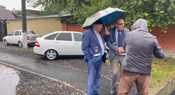 В Назрани капитально отремонтировали улицу, связывающую два округа - Центральный и Насыр-Кортский.

Партийный десант «Единой России» побывал на улице Насыр-Кортская, где ранее был проведен ремонт в рамках федерального партийного проекта «Городская среда».

Улица протяженностью 3 км часто становилась объектом обращений автомобилистов - разбитое дорожное полотно мешало движению.

При формировании проекта благоустройства дорог данный участок также был учтен и уже в 2024 году ремонт стал возможен.

Так, по инициативе городской администрации были проведены работы по замене сетей газоснабжения и частично водоснабжения.

Уже на днях стартовали работы по капитальному ремонту дороги.
Капремонт включает себя не только асфальтирование улицы, но и обустройства тротуара, так необходимого для пешеходов.

В 2024 году в рамках проекта запланирован ремонт 9 дорожных участков в городе. Улица Насыр-Кортская замыкает ремонт дорог в Назрани в этом году.
Благоустройство данной улицы не только улучшит транспортную доступность, но и повысит качество жизни местных жителей.