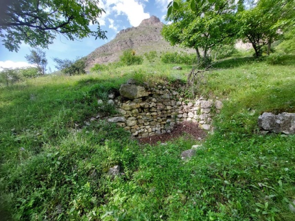 В ходе совершенной инспекционной поездки в с. Фуртоуг, на территории комплекса сотрудниками Джейрахско-Ассинского музея-заповедника были обнаружены ранее не учтенные две речные мельницы и четыре подземных склепа.

Речные мельницы расположены в 250-300 м западнее комплекса, состояние руинированное – сохранились всего лишь фрагменты стен. Также по словам местных жителей, в 100 м от водопада до 2002 года находилась еще одна действующая мельница, которая из-за сильного наводнения летом того же года была смыта ливневыми дождями.

А обнаруженные подземные склепы, также расположенные на территории комплекса, которые содержали в себе костные останки, местными жителями из религиозных соображений были засыпаны землей. 

По данному факту, для обеспечения целостности и сохранности этих объектов, будут представлены заявления в вышестоящие организации о включения их в перечень выявленных объектов культурного наследия республики.

Достопримечательностями комплекса являются памятники архитектуры, Фуртоугский водопад, дом-музей с историей Фуртоуга имени Гапура Ахриева.
