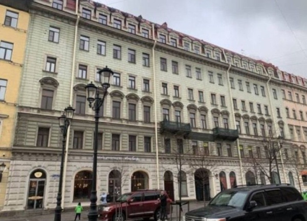 Жилые дома Немецкой лютеранской церкви святого Петра на Большой и Малой Конюшенных улицах в Петербурге признаны КГИОП региональными памятниками.

Здания по адресам: Большая Конюшенная ул., 10 и Малая Конюшенная ул., 5 в своей основе имеют постройки 1792-1794 годов, созданные по проекту архитектора Джакомо Феррари в приемах екатерининского классицизма. В дальнейшем архитектурный облик зданий формировался на основе первоначального решения с сохранением классических элементов композиции и декора.

Здания по адресам: Большая Конюшенная ул., 12 и Малая Конюшенная ул., 7 изначально были построены в 1859-1860 годах по проекту архитектора Александра Пеля и относятся к ранней эклектике. Их последующие перестройки производились комплексно и с использованием первоначальных архитектурных решений. 

По материалам КГИОП СПб.