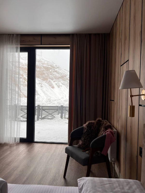 В комплексе «Байрай, Мамисон» появились новые шале с двумя спальнями и сауной, панорамным рестораном с барельефами нартов.